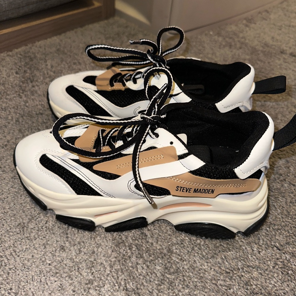 Steve Madden possession sneaker